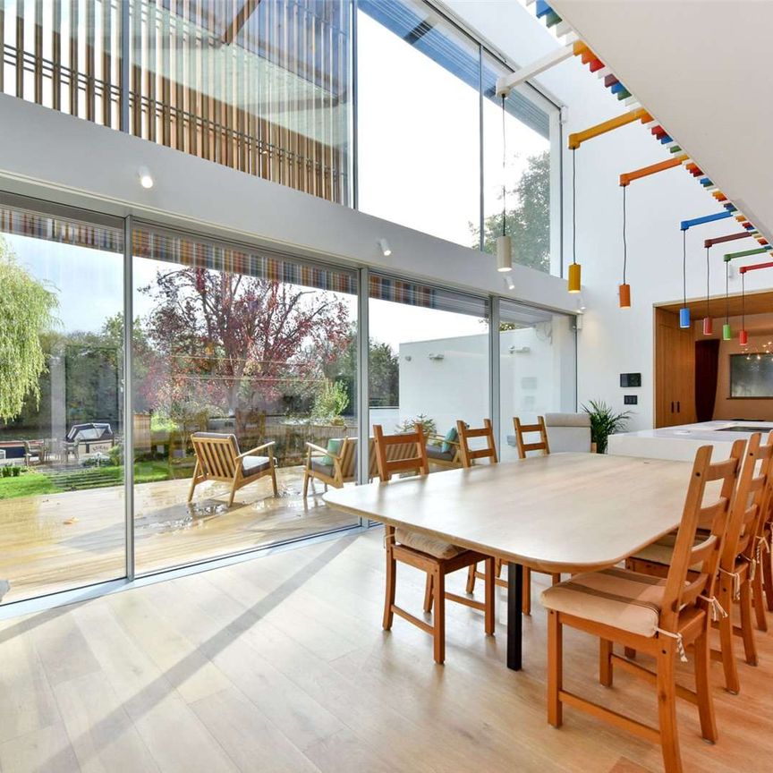 Available for a six months. A beautiful riverside home architecturally designed to an exacting standard. - Photo 1