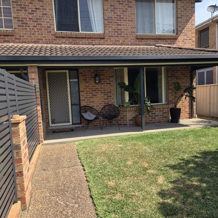 Beautifully Renovated Townhouse! - Photo 3