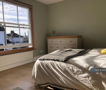 3 bedroom flat to rent - Photo 4