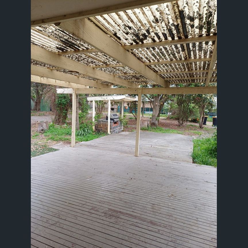 Lifestyle Property on 3 Acres – Ideal for Trades or Families! - Photo 1