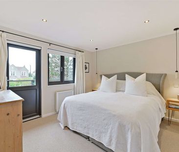 An exceptional five-bedroom detached residence, immaculately presen... - Photo 6