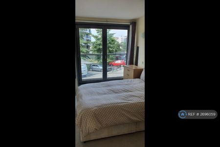 1 bedroom in a flat share to rent - Photo 3