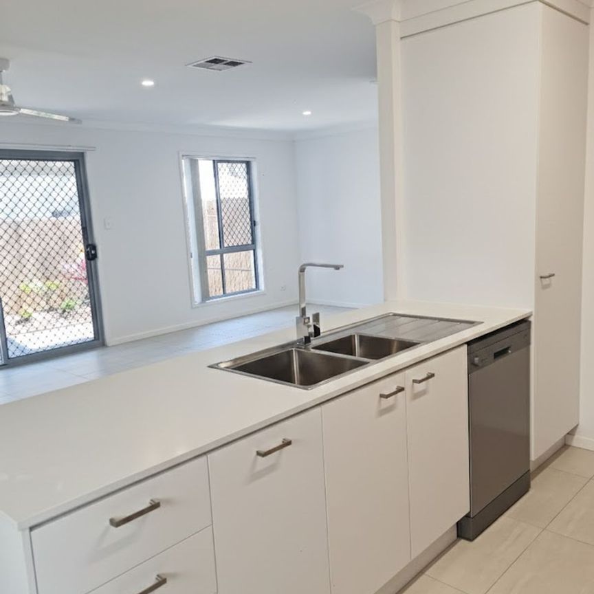 4 BEDROOM- 2 BATHROOM TOWNHOUSE WITH DUCTED AIRCON - Photo 1