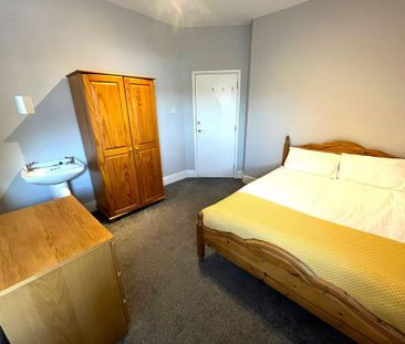 1 bedroom in a flat share to rent - Photo 3
