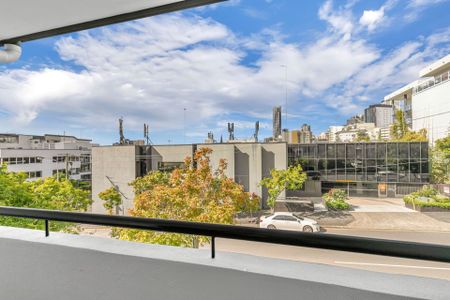 Light-Filled Inner-City Living on Boundary Street - Photo 4