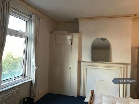 1 bedroom in a flat share to rent - Photo 2
