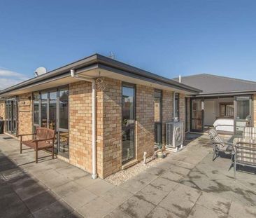 Easy care three bedrooms modern house - Photo 6