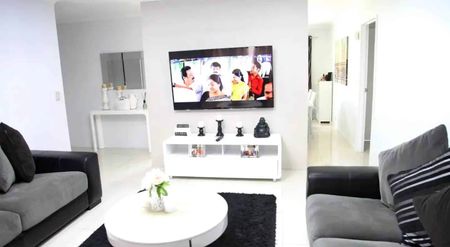 Sunny Family Home! - Photo 2