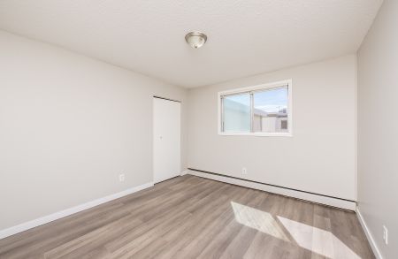 Signature Manor - Photo 3