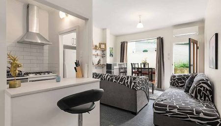 Cosy renovated flat, 5 min walk to shops & beach - Photo 2