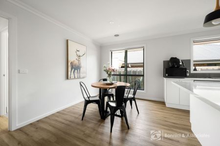 IDEAL FAMILY HOME WITH GREAT ENTERTAINING AREA! - Photo 2