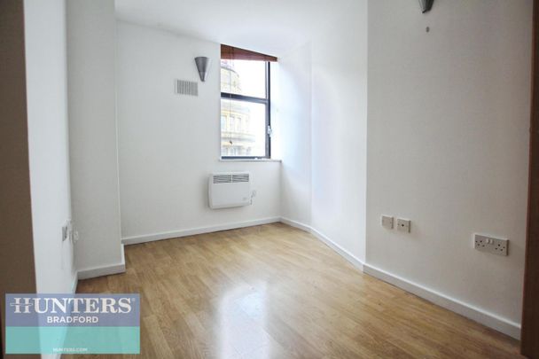 2 bedroom Flat To Let - Photo 1