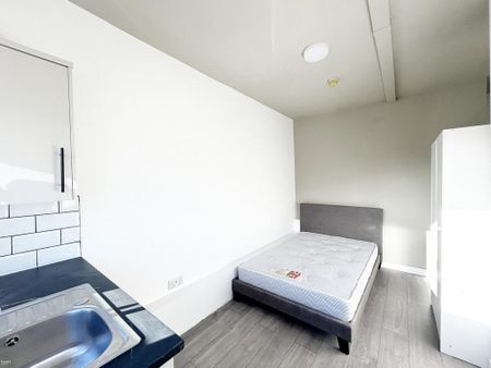 1 bedroom in a house share to rent - Photo 2