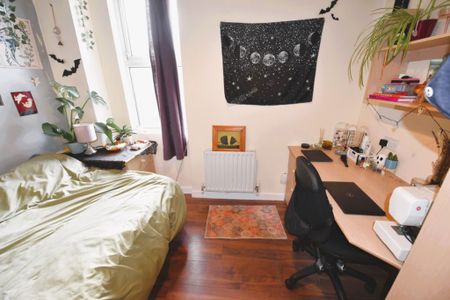 4 bedroom House in Harold Mount, Leeds - Photo 5