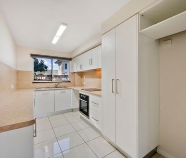 Spacious townhouse in a sought-after location - Photo 6