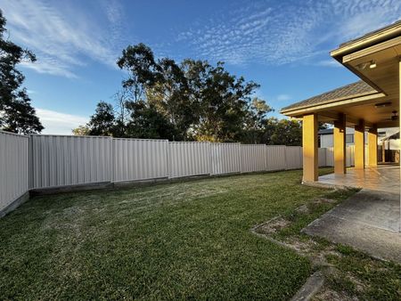 Luxury 5 bedroom house in Calamvale - Photo 2