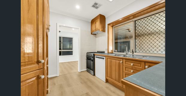 Spacious Family Home with fantastic Indoor–Outdoor Living! - Photo 1