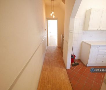 4 bedroom semi-detached house to rent - Photo 6