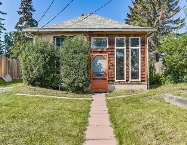 Cozy House in Trendy Highland Park | 134 32 Avenue Northeast, Calgary - Photo 1