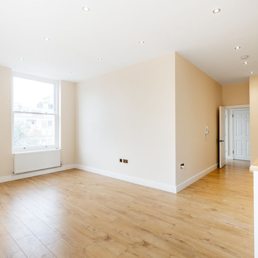 2 Bed Flat, Commercial Road, E1 - Photo 1