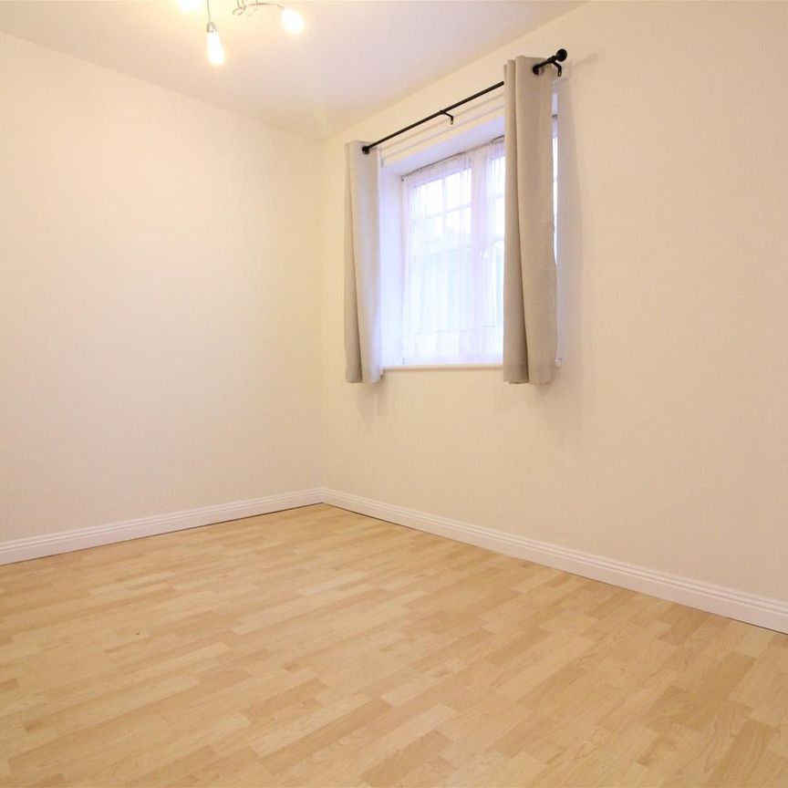 Warwick Road, West Drayton - Photo 1