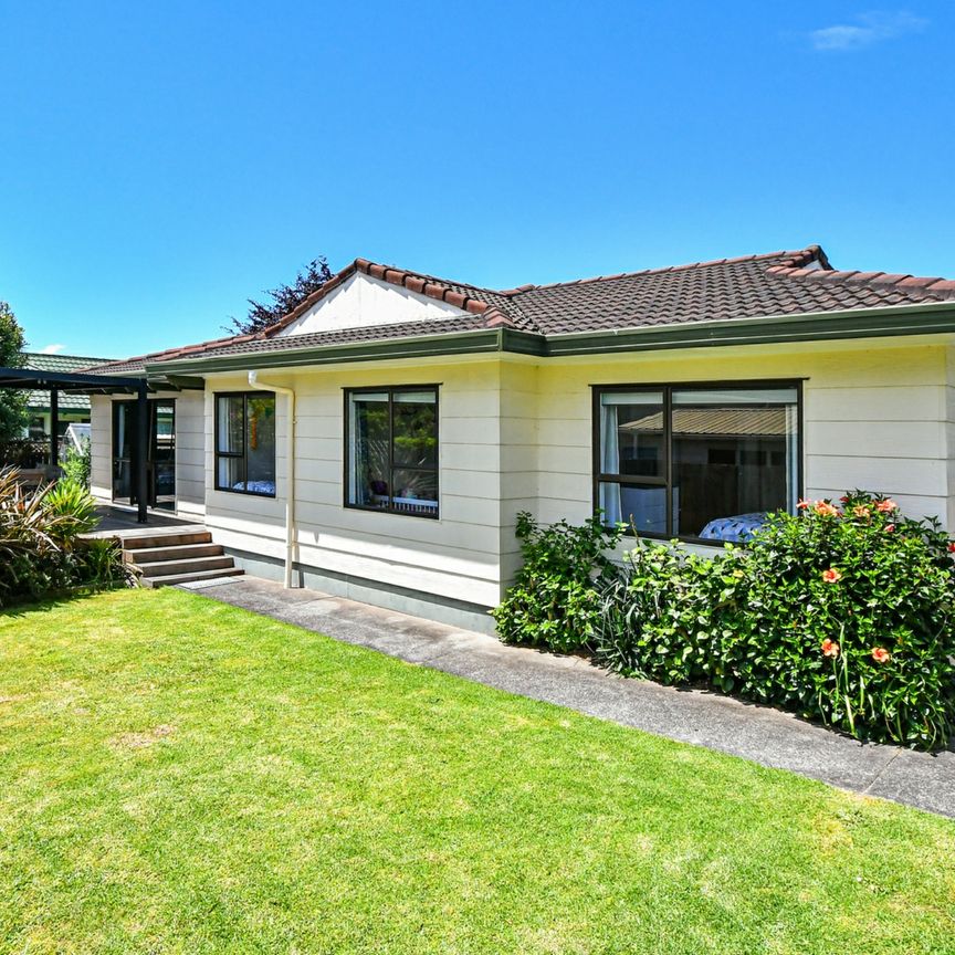 This cozy three bedroom home is looking for its new tenants. - Photo 1