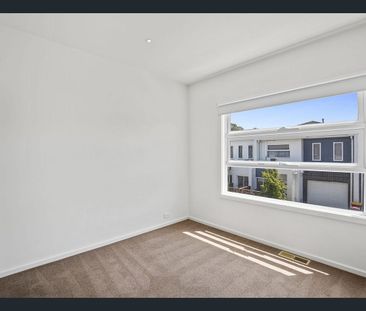 Stylish & Well-Appointed 3-Bedroom Low-Maintenance Home - Photo 3