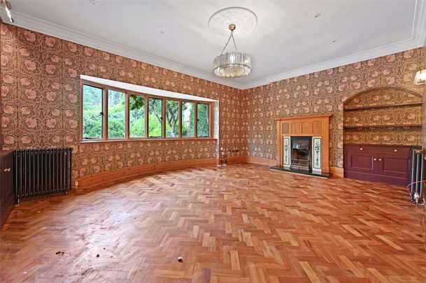 A beautifully presented and spacious six bedroom, five bathroom house. Offered unfurnished and available now. - Photo 1