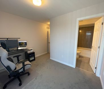 For Lease - 31 ZOISITE Private, Barrhaven, Ontario - Photo 4