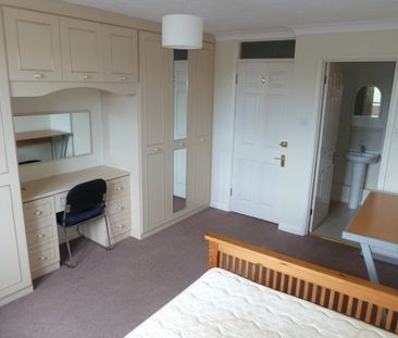 4 Bed Terraced House, Berkeley Close, SO15 - Photo 3