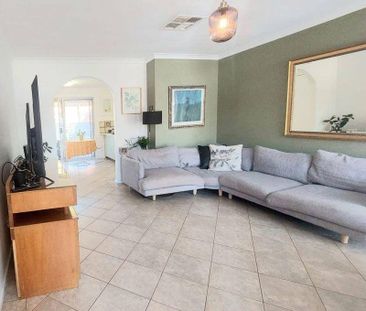 Beautifully Presented 2×1 Villa in a Prime Mount Lawley Location - Photo 2