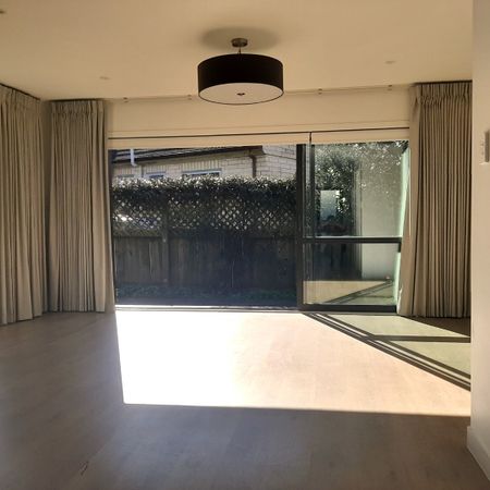 Lovely Townhouse in Point England - Photo 4