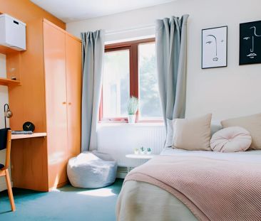 Elegant double ensuite bedroom in Weetwood - Photo 2