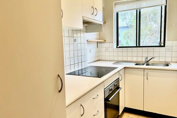 Furnished top floor 2 bedroom unit with polished boards - Photo 1