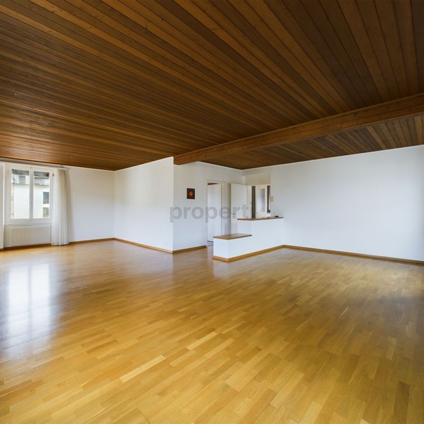 Charming 5-room duplex apartment with stunning views in Balsthal - Photo 1