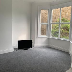 3 bedroom flat to rent - Photo 2