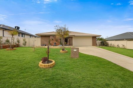 LARGE FAMILY HOME NORTH TAMWORTH - Photo 2