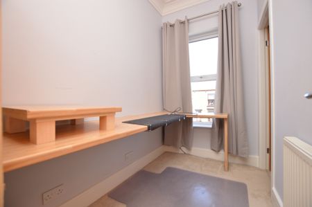 3 Bedroom Terraced House - Photo 2