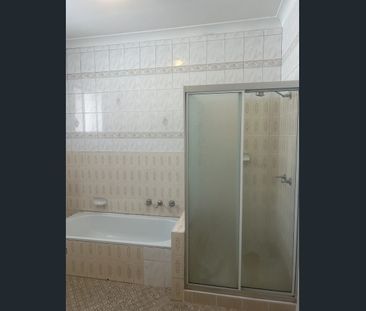 Spacious 3 Bedroom Townhouse - Photo 4