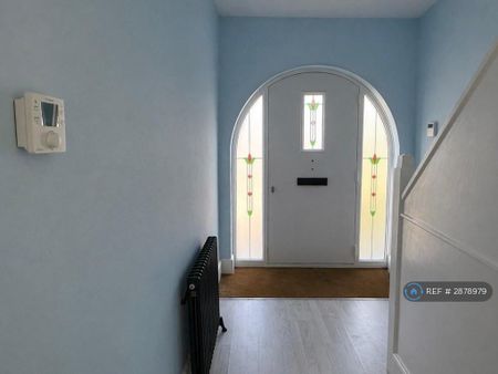3 bedroom detached house to rent - Photo 2