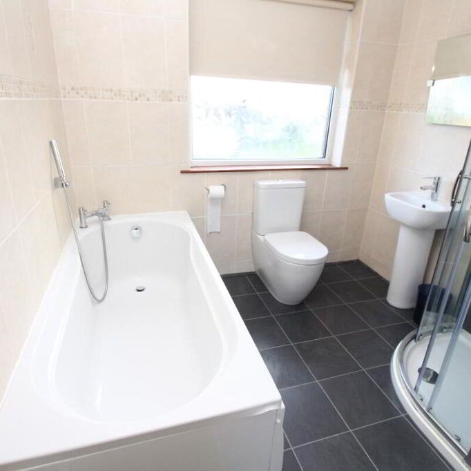 4 Hillview Crescent, Carrickfergus, BT38 8YR - Photo 1