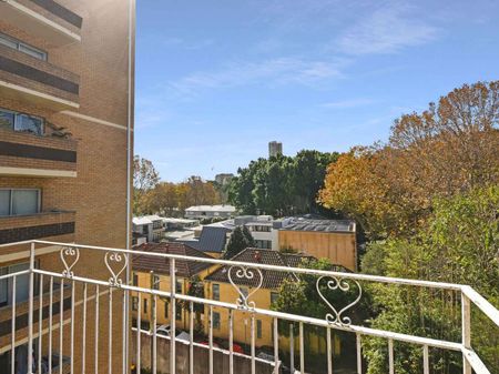 NEWLY RENOVATED HUGE THREE STOREY HOUSE WITH GARDEN & DOUBLE LOCK UP GARAGE - Photo 2