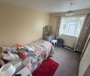 2 bed Bungalow - To Let - Photo 3