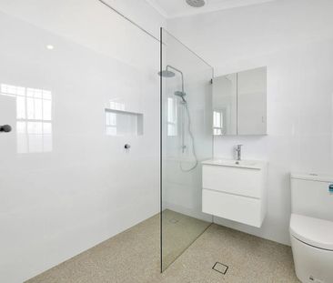 Bright and Fresh 2 bedroom house in fantastic location - Photo 2