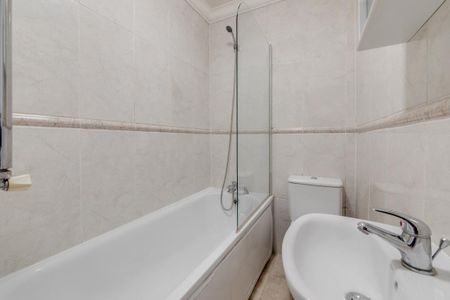 4 bedroom flat in London - Photo 3