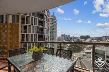 Fully Furnished 2 Bedroom, 2 Bathroom Apartment with City Views - Photo 4