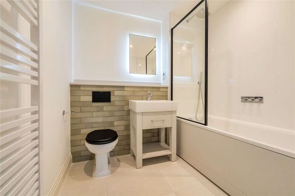 A recently built three bedroom maisonette to rent at Huntley Wharf by Berkeley Homes, in Reading's town centre and benefiting from an allocated parking space with EV Charging. - Photo 1