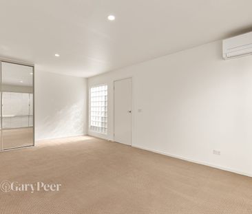 Light-filled townhouse living with focus on privacy & convenience - Photo 5