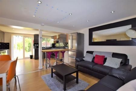 5 Bed Student Home - 15 Rhodaus Close - Photo 2