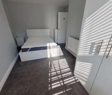 4 bedroom terraced house to rent - Photo 6